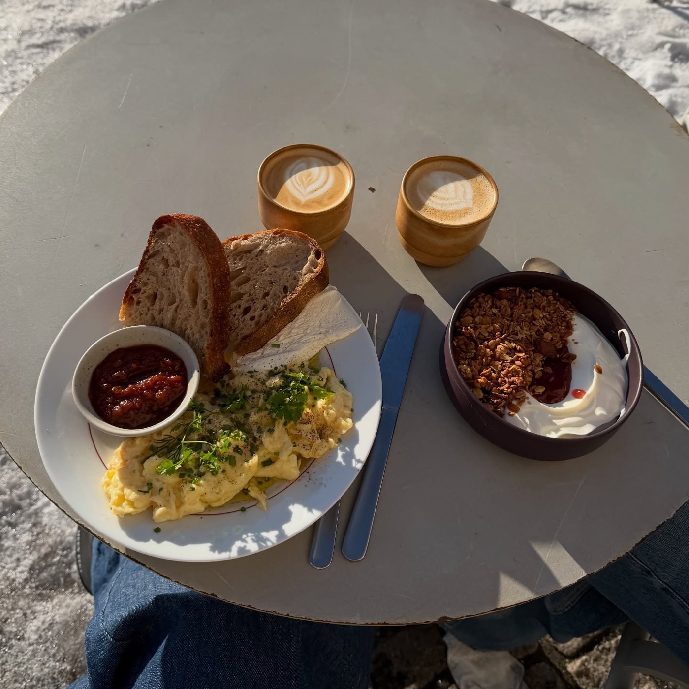 Morgenmad med kaffe, brød og æg