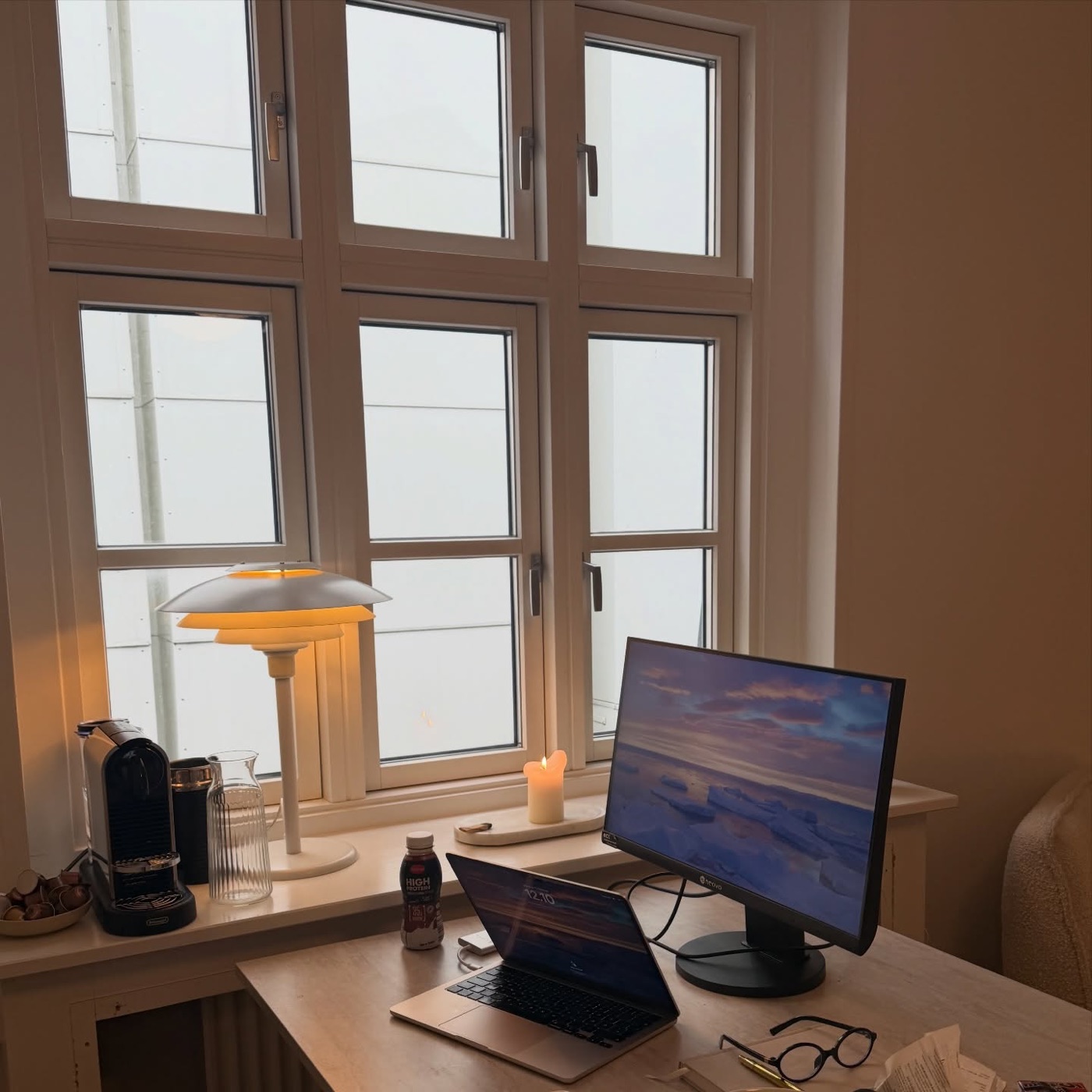 Skrivebord ved et vindue